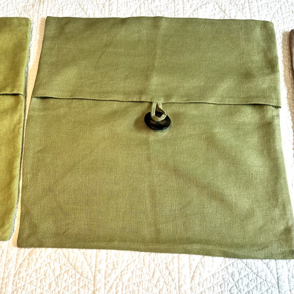 Pottery Barn throw pillow cover. Approximately 18”x18”. Linen blend. No stains.